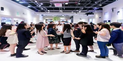 小早川怜子品牌见面会活动现场，粉丝热情围绕，艺人与粉丝亲切互动