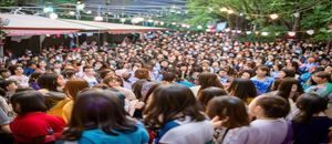 小早川怜子粉丝社区活动现场，粉丝热情聚集，共同庆祝艺人周年纪念